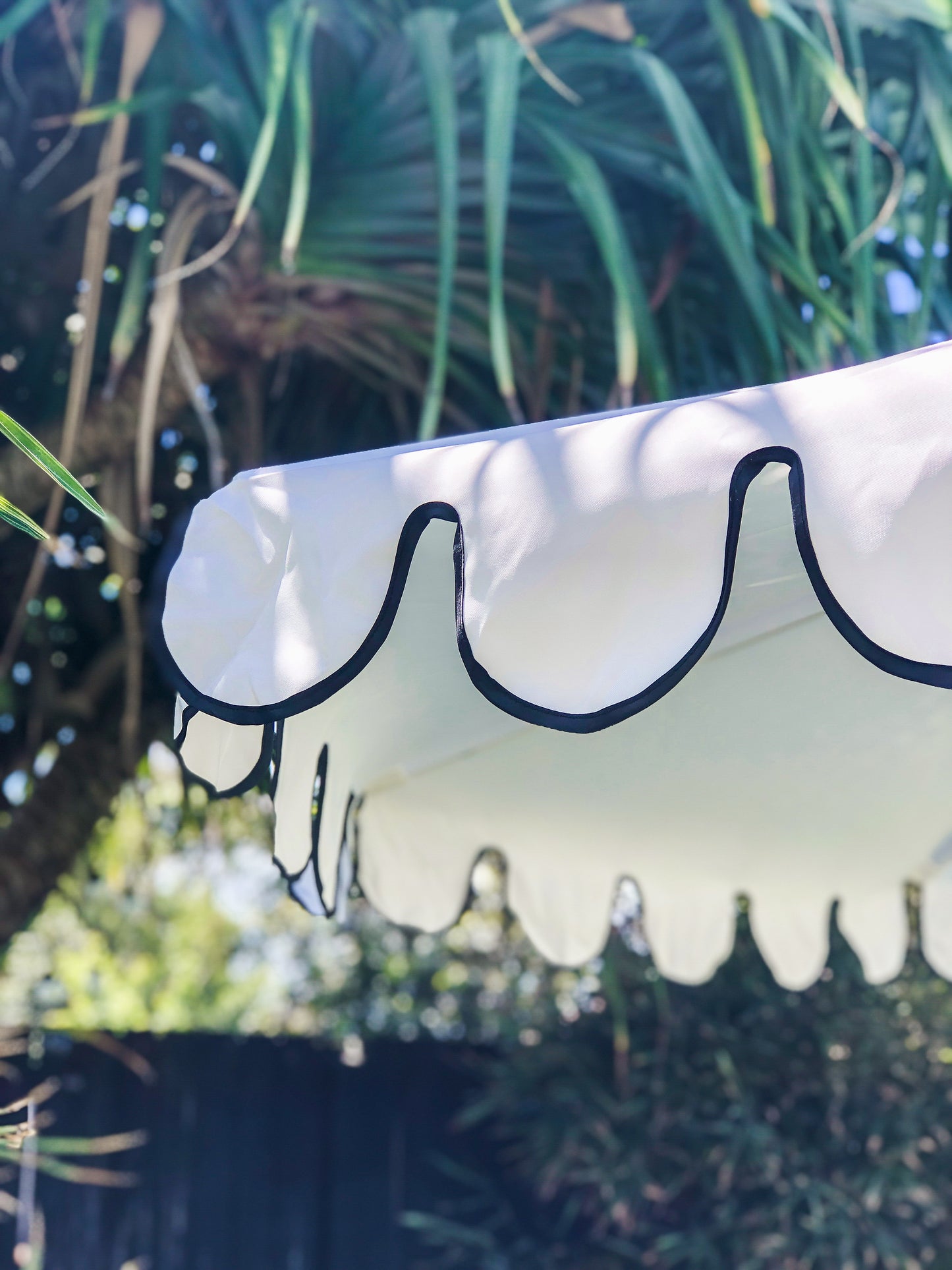 Umbrella White & Black Scallop